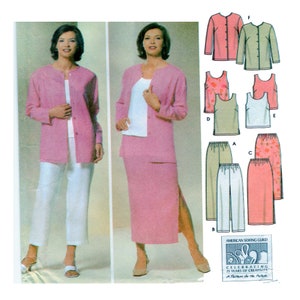 Puede incluir: Un patrón de costura para un atuendo femenino con una chaqueta, una falda y unos pantalones rosas. El patrón también incluye un top blanco sin mangas, un top verde sin mangas y una falda de estampado floral. El patrón es de American Sewing Guild y celebra 25 años de creatividad.