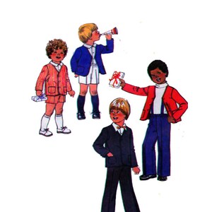 Puede incluir: Cuatro niños vistiendo diferentes atuendos. Un niño lleva una chaqueta azul y pantalones cortos blancos, otro lleva una chaqueta roja y pantalones azules, otro lleva un traje negro y el último niño lleva una chaqueta roja y blanca y pantalones cortos.