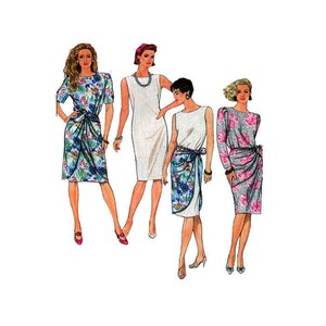 Op de afbeelding: Vier jurken voor dames in verschillende stijlen en patronen. De jurken zijn allemaal knielengte en hebben een wikkelontwerp. De eerste jurk is een bloemenprint met een korte mouw, de tweede is een effen witte jurk met een mouwloos ontwerp, de derde is een bloemenprint met een mouwloos ontwerp en de vierde is een roze en witte bloemenprint met een lange mouw.