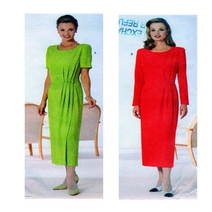 Op de afbeelding: Twee jurken voor vrouwen, een groene en een rode, met een vergelijkbare stijl. Beide jurken hebben een geplooide taille en een lange, vloeiende rok. De groene jurk heeft korte mouwen, terwijl de rode jurk lange mouwen heeft.