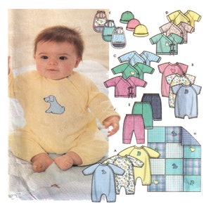 Könnte beinhalten: Ein Schnittmuster für Babykleidung mit verschiedenen Designs, darunter ein gelber Strampler mit einem Hundeapplik, ein blauer Strampler mit einem Vogelapplik, ein rosa-grüner gestreifter Strampler, ein gelb-grüner gestreifter Strampler, ein rosa-grünes gestreiftes Shirt, ein blau-weiß gestreiftes Shirt, ein gelb-grünes gestreiftes Shirt, ein blau-weiß gestreiftes Shirt, eine rosa-grüne gestreifte Hose, eine blau-weiße gestreifte Hose, eine gelb-grüne gestreifte Hose, eine blau-weiße gestreifte Hose, eine blau-weiße gestreifte Lätzchen, ein gelb-grünes gestreiftes Lätzchen, eine rosa-grüne gestreifte Mütze, eine blau-weiße gestreifte Mütze und eine blau-weiße gestreifte Decke.