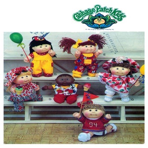 Könnte beinhalten: Eine Gruppe von sechs Cabbage Patch Kids Puppen, die verschiedene Outfits tragen. Die Puppen sitzen und stehen auf einem Holzregal. Die Puppen tragen alle verschiedene Outfits, darunter einen gelben Overall, ein rot-weißes Kleid, eine rot-weiße Baseballuniform, ein rot-weiß gestreiftes Shirt, ein rot-weiß gepunktetes Kleid und ein rot-weiß gestreiftes Kleid. Die Puppen halten alle verschiedene Accessoires in der Hand, darunter einen Ballon, eine Flagge, einen Eisbecher und eine Blume.