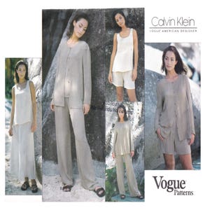 Może przedstawiać: Wzór szycia na kobiecy zestaw odzieży Calvin Klein. Wzór zawiera bluzkę, spodnie i spodenki. Wzór pochodzi od Vogue Patterns.