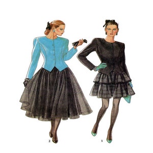 Peut inclure: Deux illustrations de mode de femmes. La femme de gauche porte un blazer bleu clair avec une jupe noire. La femme de droite porte un blazer noir avec une jupe à carreaux noir et blanc.