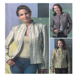 Może przedstawiać: Trzy kobiety prezentują różne style kurtek. Pierwsza kurtka to jasnoniebieska i biała w paski kurtka z kołnierzem mandaryńskim. Druga kurtka to szara tweedowa kurtka z falbanką. Trzecia kurtka to zielona jedwabna kurtka z kwiatowym wzorem. Przydatne wskazówki od Sew Wow's.