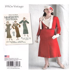 Può includere: Una donna indossa un abito, una giacca e un cappello rossi in stile anni '30, con guanti bianchi. L'immagine include un modello Simplicity vintage per un abito da pomeriggio. Il modello mostra illustrazioni di diversi stili di abiti.