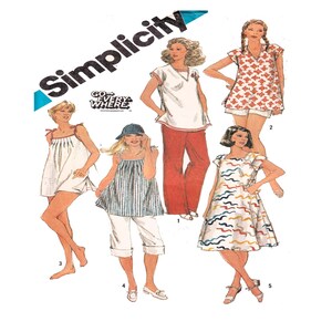 Può includere: Un cartamodello per cinque diversi stili di abbigliamento. Il cartamodello include una camicetta bianca con scollo a V, una camicetta con motivo rosso e bianco, una camicetta bianca con scollo quadrato, una camicetta a righe con scollo quadrato e un vestito con un motivo ondulato colorato. Il cartamodello è intitolato "Simplicity Go-Everywhere".