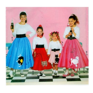 Pode incluir: Quatro meninas vestindo camisas brancas e saias circulares coloridas com diferentes desenhos. As meninas estão segurando garrafas de refrigerante e sorrindo. As saias têm um poodle, um gato preto, um cachorro xadrez e um toca-discos.