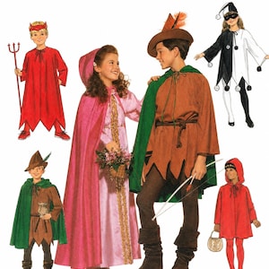 Peut inclure: Illustration de patron de couture Butterick taille 4-14 présentant divers costumes, dont une tenue de diable rouge avec une fourche, une cape à capuche rose, un ensemble forestier vert et marron avec un arc, un costume de bouffon noir et blanc et une cape rouge.