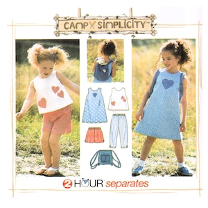 Può includere: Una busta per cartamodello intitolata Camp Simplicity 2 Hour Separates con illustrazioni e fotografie di un top senza maniche con applicazioni a cuore, un vestito blu a motivi, pantaloncini a quadri, pantaloni a righe e uno zainetto.