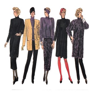 Pode incluir: Ilustração de cinco manequins exibindo moda vintage. Os trajes incluem um vestido preto, um blazer bege com gola alta roxa, um suéter roxo e uma saia estampada, um vestido preto com meias vermelhas e uma túnica estampada. Cada roupa é adornada com joias.