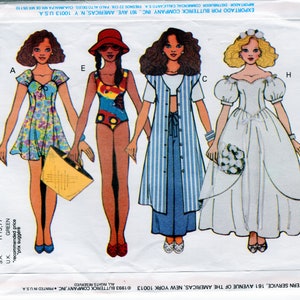 Puede incluir: Un patr&oacute;n de costura para hacer ropa de mu&ntilde;ecas. El patr&oacute;n incluye cuatro atuendos diferentes: un vestido floral, un traje de ba&ntilde;o, una camisa y pantalones a rayas y un vestido de novia blanco. El patr&oacute;n est&aacute; impreso en un fondo blanco con texto verde.