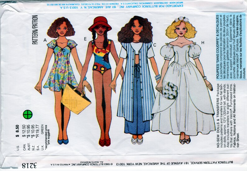 Puede incluir: Un patr&oacute;n de costura para hacer ropa de mu&ntilde;ecas. El patr&oacute;n incluye cuatro atuendos diferentes: un vestido floral, un traje de ba&ntilde;o, una camisa y pantalones a rayas y un vestido de novia blanco. El patr&oacute;n est&aacute; impreso en un fondo blanco con texto verde.
