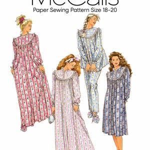 Op de afbeelding: McCalls papieren naaipatroon maat 18-20 met illustraties van vier verschillende nachthemden en pyjama's met rucheskragen, lange mouwen en bloemige streepmotieven in roze, blauwe en witte kleuren op een witte achtergrond.