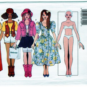 Puede incluir: Un patr&oacute;n de costura para cinco atuendos de mu&ntilde;eca diferentes. Los atuendos incluyen un vestido rojo, una camisa amarilla con un chaleco, una chaqueta vaquera con una falda, un vestido floral y un sujetador y ropa interior blancos. El patr&oacute;n es de Butterick y es para TrendyTeen Designers.
