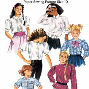 Pode incluir: Molde de costura em papel McCalls tamanho 10 com ilustrações de várias blusas e camisas. Os designs incluem uma blusa branca de manga bufante, uma camisa listrada, um top floral com laço, uma camisa xadrez e um top estampado de manga comprida.