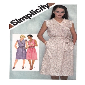 Peut inclure: Une femme porte une robe portefeuille à imprimé floral avec une ceinture assortie et des poches. La robe est présentée sur une enveloppe de patron Simplicity, avec des illustrations de robes similaires en violet et rose.