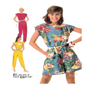 Könnte beinhalten: Eine Frau präsentiert einen blauen Romper mit tropischem Muster, weißem Gürtel und weißen Knöpfen. Das Bild zeigt auch Illustrationen eines roten Jumpsuits und eines gelben Jumpsuits. Der Text "E-A-S-Y TO SEW" befindet sich unten.