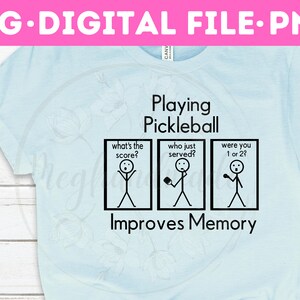 Puede incluir: Una camiseta azul claro con texto negro que dice "Playing Pickleball" y una ilustraci&oacute;n de figura de palo con tres paneles que dicen "what's the score?", "who just served?", y "were you 1 or 2?" El texto "Improves Memory" est&aacute; debajo de la ilustraci&oacute;n.
