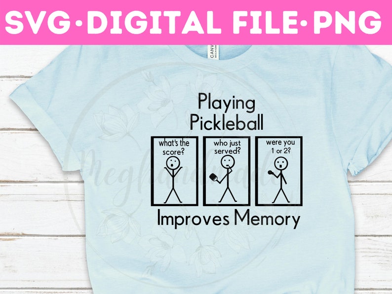 Puede incluir: Una camiseta azul claro con texto negro que dice "Playing Pickleball" y una ilustraci&oacute;n de figura de palo con tres paneles que dicen "what's the score?", "who just served?", y "were you 1 or 2?" El texto "Improves Memory" est&aacute; debajo de la ilustraci&oacute;n.