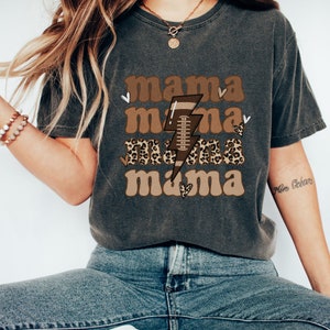 Voetbal moeder speldag shirt, voetbal seizoen spel shirt, op maat gemaakt voetbalshirt, voetbalteam shirt, voetbal moeder cadeau comfort kleuren