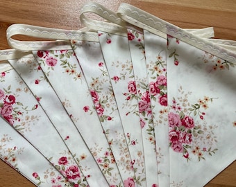 Einfach elegante Rosenknospe Vintage Shabby Chic doppelseitige handgemachte Wimpelkette aus Stoff