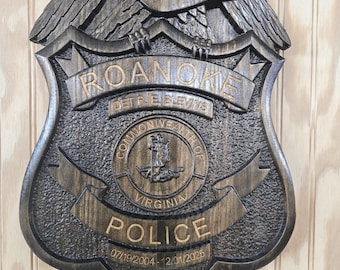 Letrero de madera tallada con la insignia V de la policía de Roanoke, Virginia, personalizado.