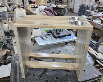Comedero alto para gatos con soporte de madera reciclada y dos cuencos de acero inoxidable.