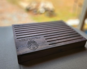 Expositor/soporte personalizado para monedas de desafío, hecho con nogal