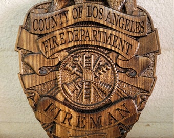 Condado de Los Ángeles - Distintivo personalizado del Departamento de Bomberos del Condado de Los Ángeles Letrero de madera tallado en 3D con forma de V