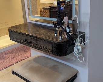 Estantería flotante con cajón, madera reciclada y soportes para herramientas.