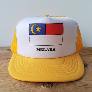 Vintage 80s MELAKA Sate Flag Malaysia Souvenir Trucker Hat Yellow Mesh Snapback Baseball Cap Adjustable Malacca Retro Beach Hipster Ballcap