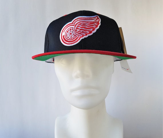 Vintage Detroit Red Wings Sports Specialties Script 7 3/8 Fitted Hat  Distressed