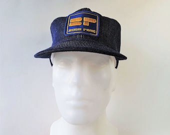 Gorra de béisbol estilo camionero de mezclilla cruda azul oscuro con diseño de pavimentación de bordes vintage de los años 80, gorra de béisbol con cierre trasero y parche de mezclilla resistente promocional de Alberta Asphalt Company