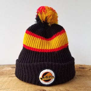 Berretto vintage anni '70 e '80 Vancouver CANUCKS in maglia con pompon, berretto invernale da sci - Marquesa Canada Hockey Patch Retro Stocking Cap / Nero Rosso e Giallo