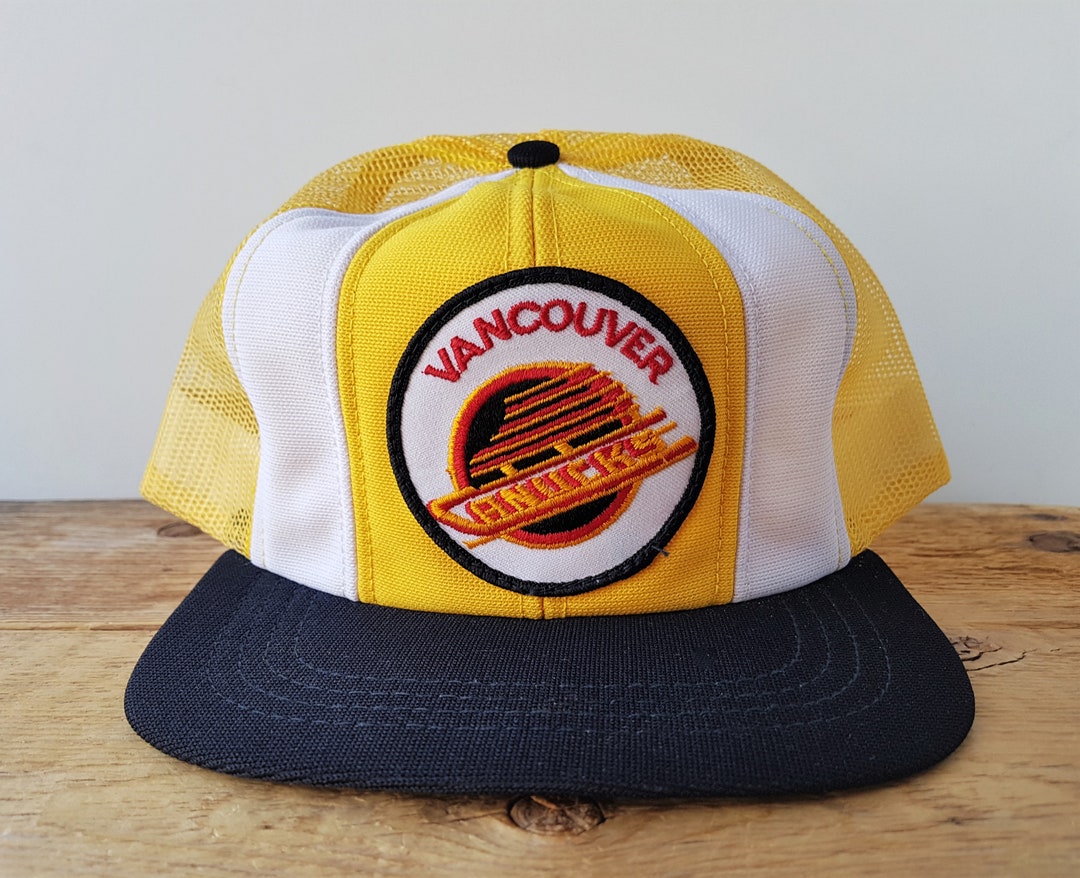 Vintage NHL Vancouver Canucks Snapback Trucker Hat
