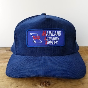 Può includere: Un set di tre tazze in ceramica con finitura opaca e macchiettata. Le tazze sono nei toni del crema, grigio chiaro e grigio scuro. Ogni tazza ha un design semplice e minimalista e un manico arrotondato.