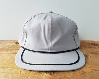 Gorra de camionero gris lisa estilo años 80, con forro de cuerda y malla ajustable. Gorra de béisbol Century 21 Headwear Yupoong Korea, minimalista, lisa, de visera plana, estilo retro.