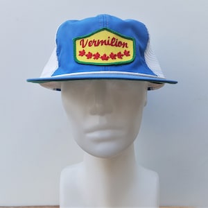 Vintage 70er Jahre VERMILION Alberta Trucker Hat Seltene Patch Side Mesh Panel Blaue Baseballkappe Surfer Kanadische Souvenir Seil Original Touch Fastener