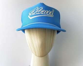 Boné vintage MAUI original azul claro estilo caminhoneiro havaiano - Boné de beisebol com fecho de pressão e tela forrada com corda - Boné de praia estilo souvenir havaiano
