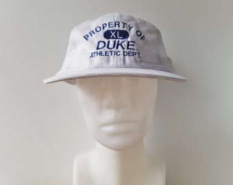Boné vintage Duke Blue Devils dos anos 90, modelo Strapback Dad Hat. Propriedade do Departamento de Atletismo da DU. Produto novo, nunca usado. Global T Caps 1994 NCAA Varsity tamanho GG (Média).