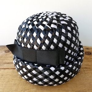 Vintage 1960er Jahre BOUTIQUE New York Montreal Damen gewebter Stroh-Mod-Cloche-Hut - Schwarz-Weiß-geometrischer Frontalbogen-Akzentzustand Selten