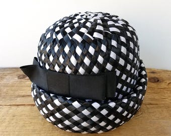 Vintage 1960s BOUTIQUE New York Montreal Ladies Woven Straw Mod Cloche Hat - Black & White Geometric Frontal Bow Accent Estate Rare