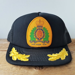 Gorra de camionero vintage de los años 80 de la Real Policía Montada de Canadá (RCMP) en High River, Alberta, con parche de malla negra y visera de laurel dorada.