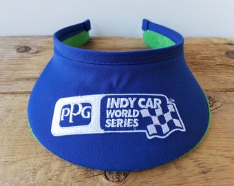 Boné vintage dos anos 90 da PPG Indy Car World Series, modelo Flex Sun Visor Hat, em tecido azul costurado, com aba inferior em tecido atoalhado verde.