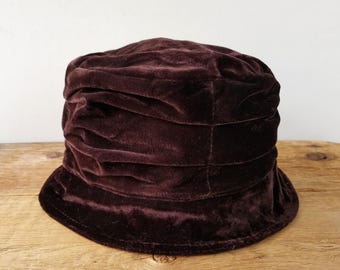 Vintage 90s GUESS Classic Chestnut Brown Ruched Velvet Bucket Hat - Unisex Cloche Boho Festival Style 1990s Upscale Collapsible Grunge Cap