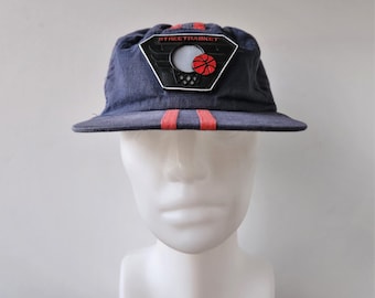 Gorra de béisbol vintage de algodón con diseño de baloncesto urbano de los años 80, con rayas azules y rojas desgastadas.