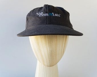 Boné vintage dos anos 90 da série dramática de TV THE COMMISH, modelo strapback, ajustável e sem estrutura, usado pela equipe de filmagem da Tristar Canada.