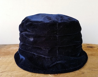Vintage 90s GUESS Classic Navy Blue Ruched Velvet Bucket Hat - Unisex 1 Size Cloche Boho Festival Style 1990s Upscale Collapsible Grunge Cap