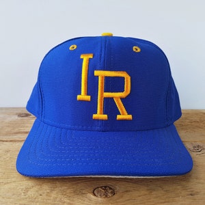 Gorra snapback vintage de los años 90 con letras IR y licencia de New Era, fabricada en EE. UU. - Logotipo desconocido, gorra deportiva universitaria, iniciales del alfabeto, talla M-L.